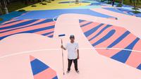 Lapangan Taman Menteng dibalut dengan warna-warni karya seniman mural Stereoflow yang terinspirasi dari semangat kolaborasi dan keberagaman Kota Jakarta. (dok. Mahavisual)