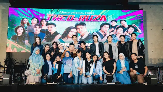 Nona Manis (Nyore Nyanyi Mantap Gratis) bareng cast Vidio Original Series Theo & Ruza. (dok. Vidio)