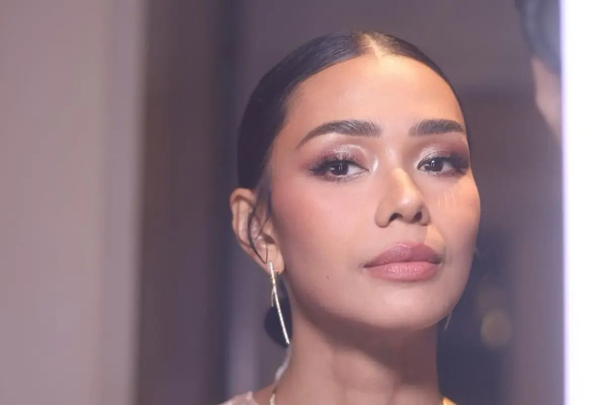 Detail Makeup Glowing Adinia Wirasti yang Resmi Menikah dengan Aktor Australia