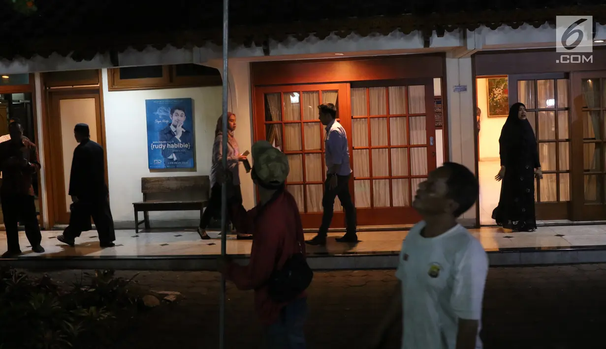 Sejumlah orang melakukan persiapan untuk menyambut jenazah almarhum Presiden RI ke-3 BJ Habibie di kediamannya di Patra Kuningan, Jakarta Selatan, Rabu (11/9/2019). BJ Habibie meninggal dunia setelah menjalani perawatan di RSPAD. (Liputan6.com/Angga Yuniar)