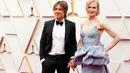 Pasangan yang dikenal sangat romantic, Keith Urban dan Nicole Kidman tampil stylish di karpet merah. Keith Urban memilih tuksedo warna hitam, sementara Nicole memilih strapless dress warna abu-abu. (Instagram/theacademy).