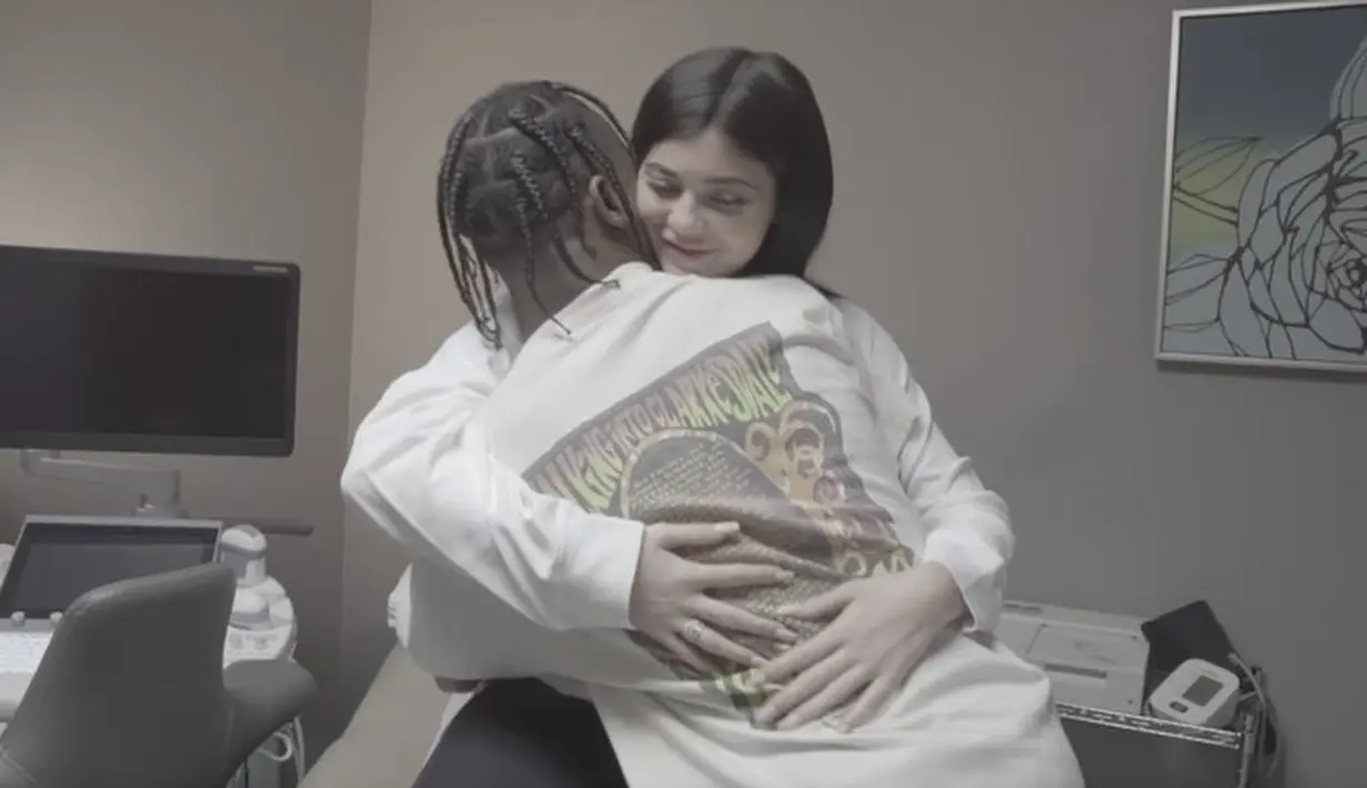 Ia menyambut kehadiran anak pertamanya dengan Travis Scott, pria yang Kylie Jenner kencani sejak April 2017. (Youtube)