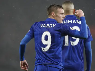 Striker Leicester, Jamie Vardy, merayakan gol yang dicetaknya ke gawang Manchester City pada laga Premier League di Stadion King Power, Inggris, Sabtu (10/12/2016). Leicester menang 4-2 atas City. (Reuters/Darren Staples)