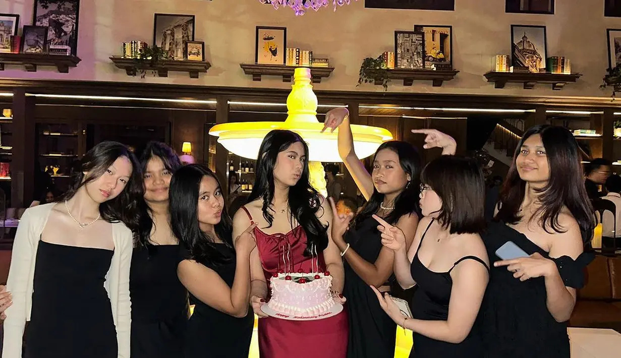 Dress ini dipadukan dengan heels hitam klasik yang membuat Almira makin terlihat menawan [@annisayudhoyono]