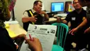 Petugas dari Tim Disaster Victim Indentification (DVI) mengisi formulir untuk kelengkapan data antemortem, Bandara Juanda, Surabaya, Rabu (31/12/2014). (Liputan6.com/Johan Tallo)