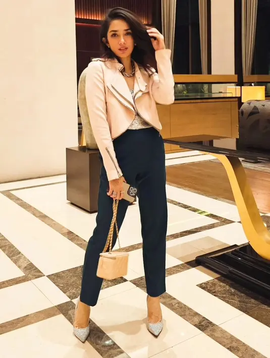 <p>Melihat di kolom komentar, banyak pengikut instagramnya yang menyukai penampilan barunya. "Cantik bgt," tulis ninukwidhosari. "Cakep bgt," tulis liliriana. "Kak ussy cakeppp," tulis Vega Darwanty, "Cantik kaakkkk fresshh," tulis dhitatristi.[Instagram/ussypratama]</p>