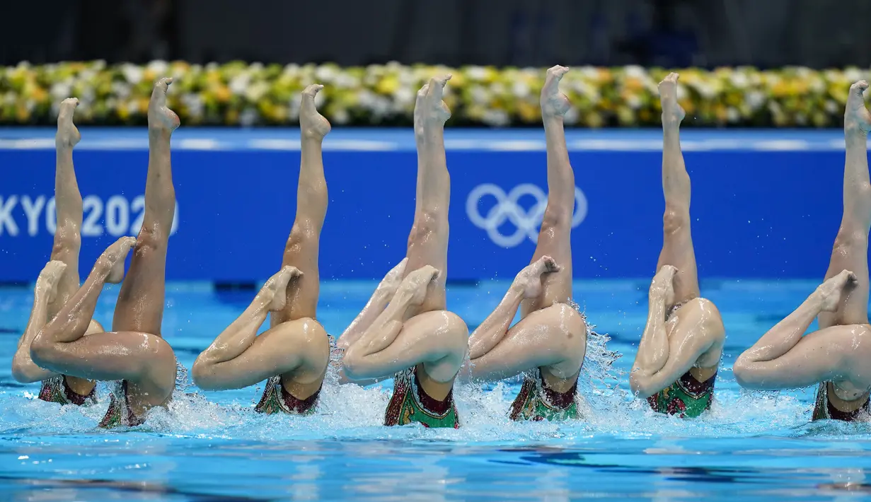 Tim renang artistik Komite Olimpiade Rusia bertanding pada Olimpiade Tokyo 2020 di Tokyo, Jepang, Jumat (6/8/2021). (AP Photo/Jae C. Hong)