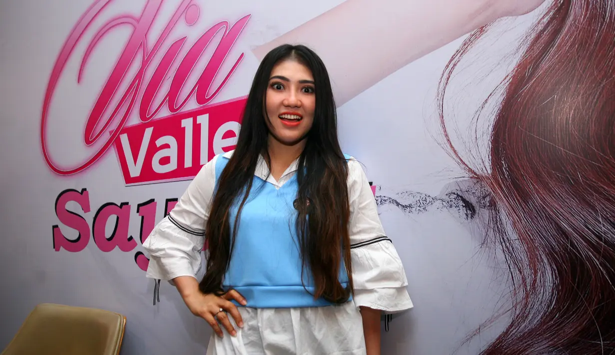 "Senang lah bola negara jagoan ada pasti. Kali ini untuk prediksi sih banyak tapi via jagoin Portugal," kata Via Vallen di Konser 100 Hari Menuju Piala Dunia 2018, di kawasan Tendean, Jakarta Selatan, Selasa (6/3/2018). (Nurwahyunan/Bintang.com)