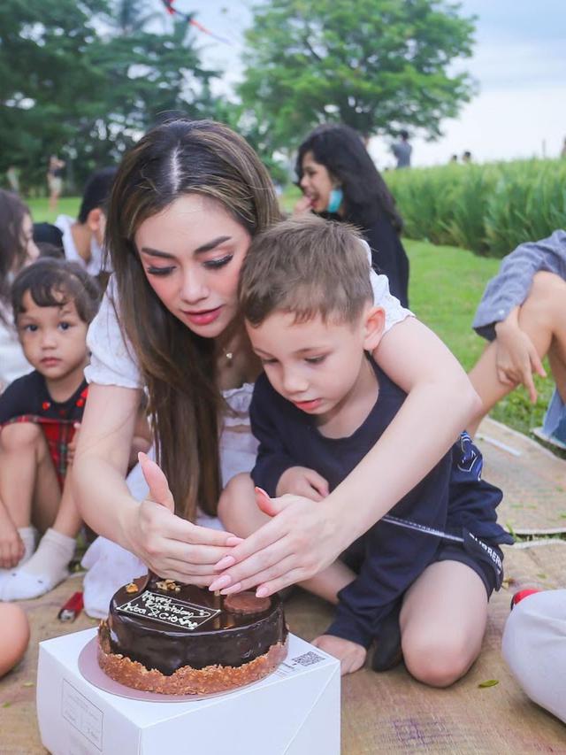 7 Potret Celine Evangelista Rayakan Ulang Tahun Anak, Seru di Pinggir Sawah