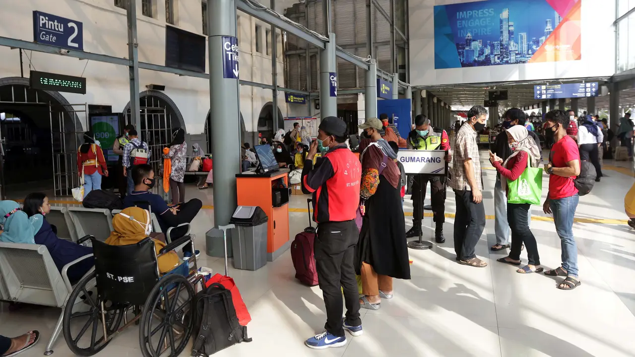 FOTO: Larangan Mudik Berakhir, Stasiun Pasar Senen Kembali Ramai