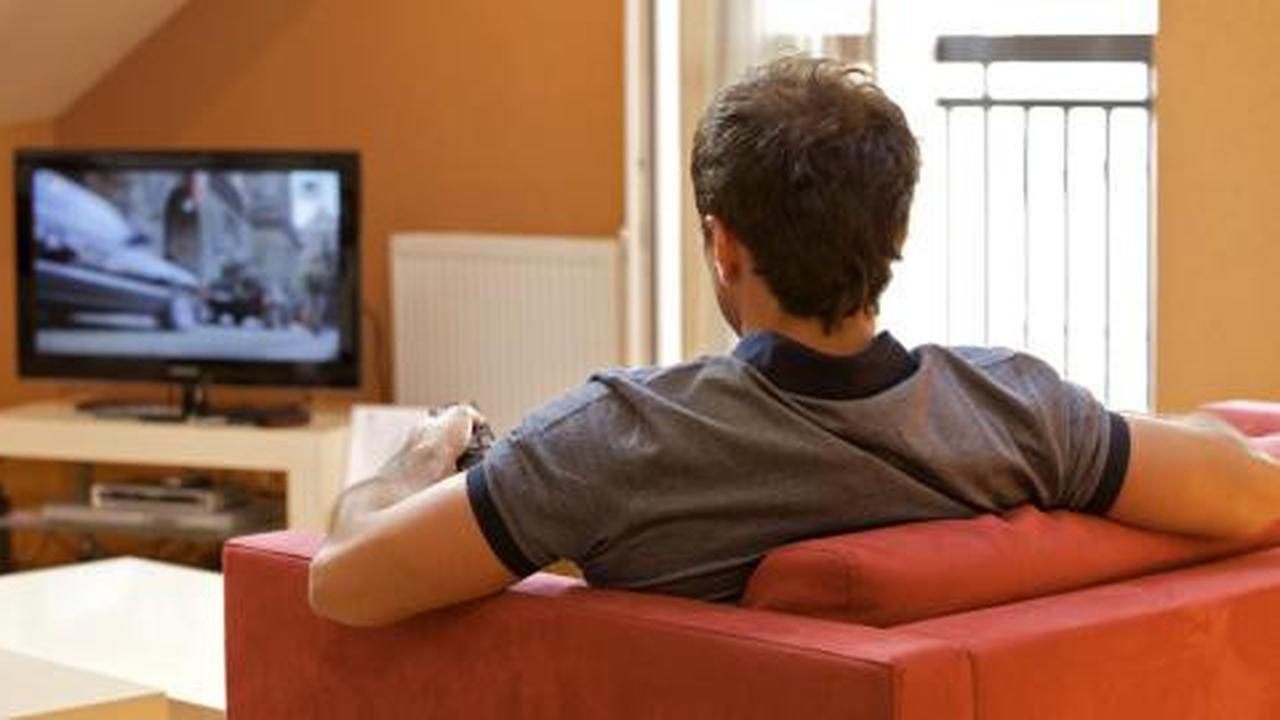 Nonton TV berjam-jam sebabkan 6 penyakit berbahaya