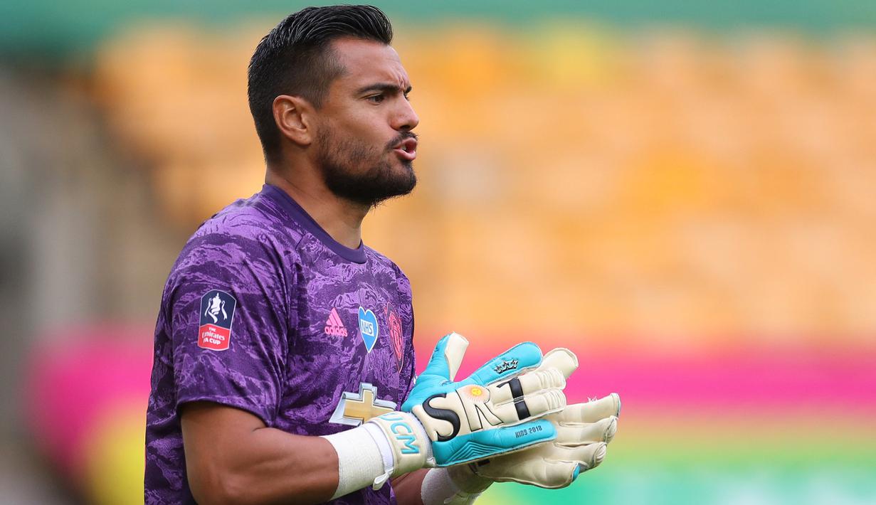 Musim 2021/2022 ini tercatat banyak pemain asal Argentina yang berlaga di liga-liga top Eropa yang bermain di berbagai posisi, tak terkecuali untuk posisi kiper. Mereka mampu menyaingi dominasi kiper-kiper dari Eropa. Berikut 7 di antaranya. (AFP/Pool/Catherine Ivill)