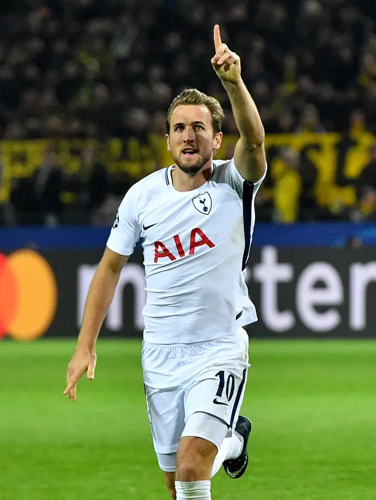Pemain Tottenham Hotspur, Harry Kane berselebrasi setelah mencetak gol ke gawang Borussia Dortmund pada matchday kelima Liga champions Grup H di Stadion BVB, Selasa (21/11). Kane menyumbang satu gol dengan kemenangan 2-1. (AP/Petros Karadjias)