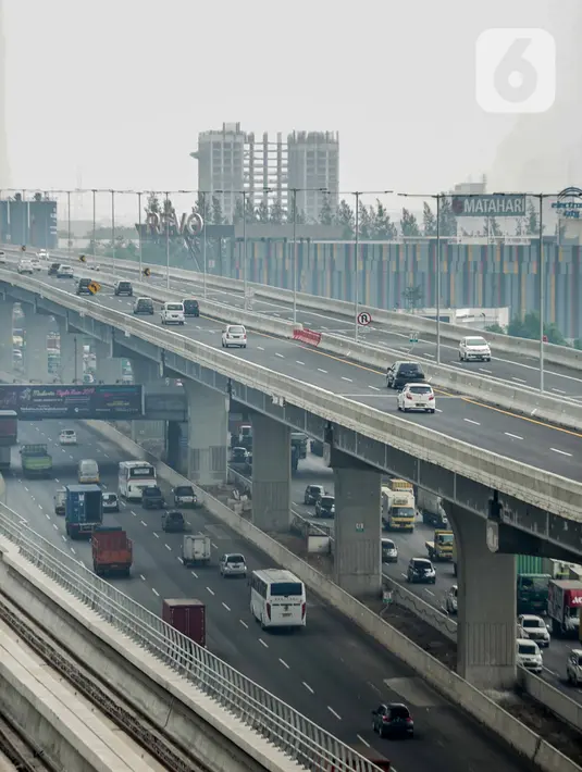 Sejumlah kendaraan roda empat melintas di Tol Layang Jakarta-Cikampek (Japek) II di Tambun, Kabupaten Bekasi, Jawa Barat, Senin (16/12/2019). Tol Layang Japek II diresmikan oleh Presiden Joko Widodo atau Jokowi pada  12 Desember 2019. (Liputan6.com/Faizal Fanani)