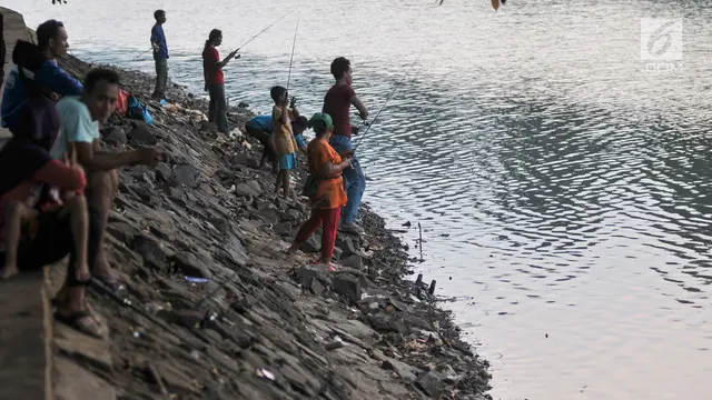 Warga Ngabuburit Sambil Mancing di Setu Babakan