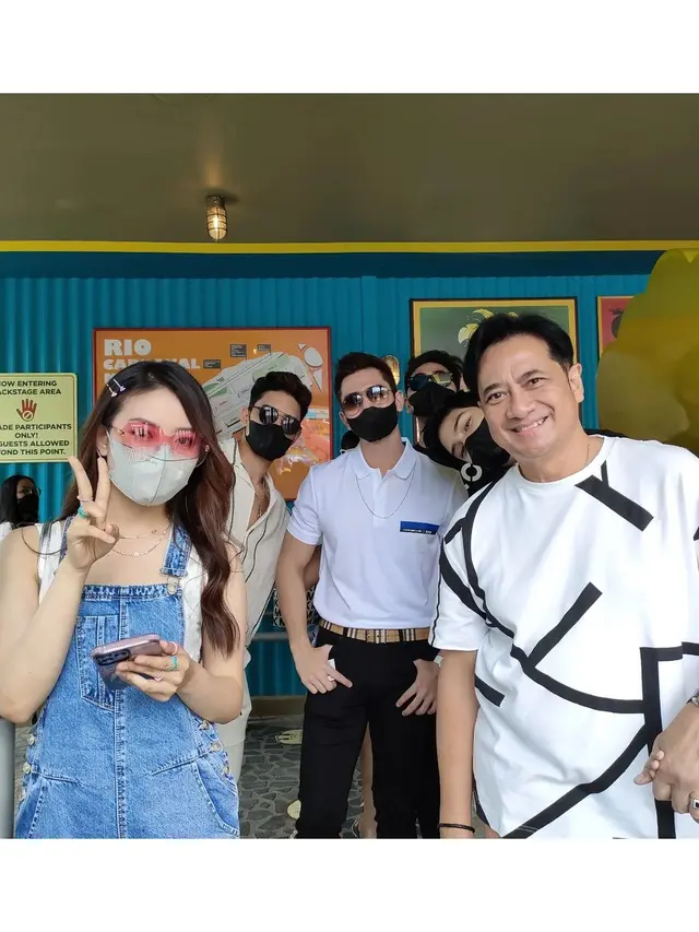 Saling Ajak Keluarga, Ini 6 Potret Natasha Wilona dan Verrell Bramasta di Malaysia