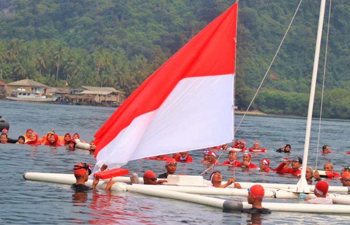 Pecahkan Rekor, Ratusan Perenang Bentangkan Merah Putih di Laut Lampung Bentuk Angka 80 Sambut HUT RI