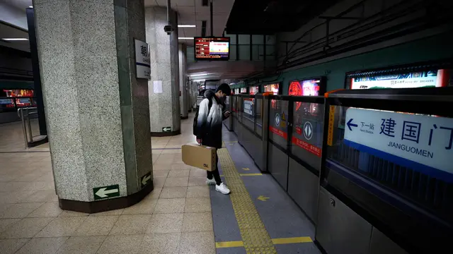 Bayang-Bayang Virus Corona Bikin Sepi Stasiun Kereta di Beijing