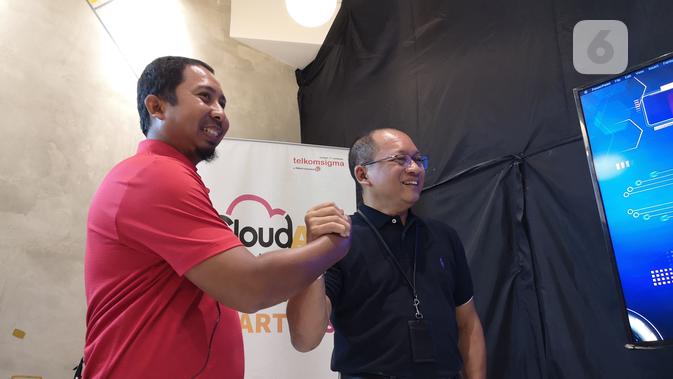 VP Cloud Development & Solution Telkomsigma, Arif Rosy (kiri) ; dan CEO Telkomsigma, Sihmirmo Adi (kanan). (Liputan6.com/ Agustinus Mario Damar)