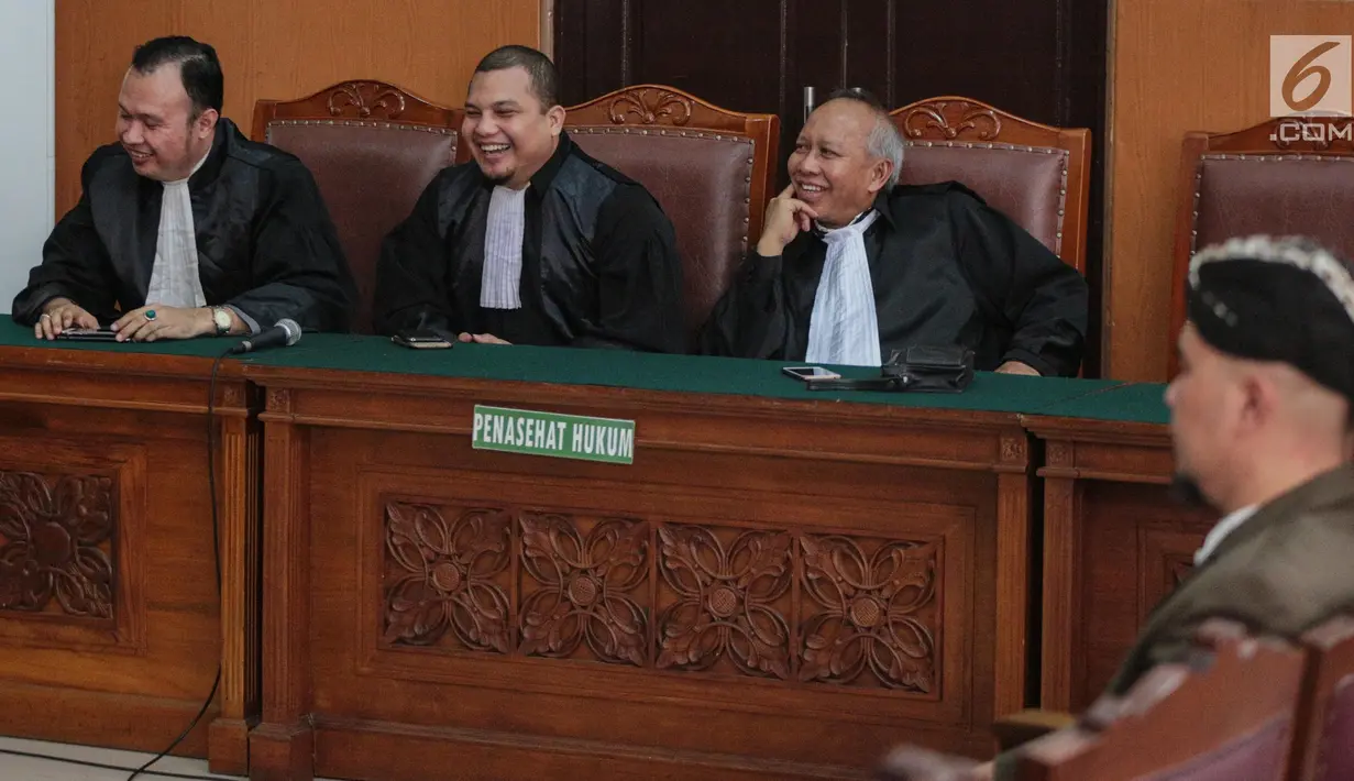 Terdakwa Ahmad Dhani saat menjalani sidang lanjutan atas kasus ujaran kebencian di Pengadilan Negeri Jakarta Selatan, Senin (19/11). Sidang pembacaan tuntutan JPU atas Ahmad Dhani ditunda hingga 26 November 2018. (Liputan6.com/Faizal Fanani)