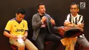 Legenda hidup sepak bola Italia, Alessandro Del Piero memberi sambutan saat coaching clinic di Medan, Sumatera Utara, Kamis (17/5). Selain mencari pemain berbakat, Del Piero juga mengumpulkan dana untuk korban Gunung Sinabung. (Liputan6/comReza Efendi)