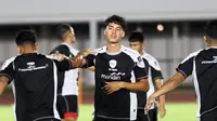 Pemain Timnas Indonesia, Rafael Struick mengikuti sesi latihan bersama skuad Timnas Indonesia di Stadion Madya, Senayan, Jakarta, Minggu (8/9/2024) sore jelang menghadapi Australia pada kualifikasi Piala Dunia 2026, Selasa 10 September 2024. (Bola.com/Abdul Aziz)