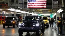 Sejumlah mobil Jeep Wranglers 2019 yang selesai dibuat terlihat di pabrik perakitan Jeep Chrysler di Toledo, Ohio, AS (16/11). (AP Photo/Carlos Osorio)