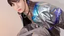 J-Hope BTS terlihat stylish futuristik dengan jaket silver hologram Louis Vuitton dan cargo pants [@uarmyhope]