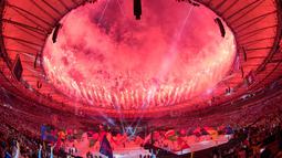 Kembang api menandai suasana kemeriahan saat penutupan Paralimpiade Rio 2016 di Stadion Maracana, Rio de Janeiro, Brasil, (19/9/2016) WIB.  (AFP/Simon Bruty for OIS/IOC)