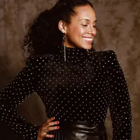 Alicia Keys melarang penonton untuk mengambil gambar saat konser. Jika mereka merasa perlu untuk mengakses telpon, penonton konsernya harus keluar dari venue. (instagram/aliciakeys)