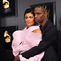 Kylie Jenner dampingi Travis Scott di red carpet Grammy Awards 2019. (Matt Winkelmeyer / GETTY IMAGES NORTH AMERICA / AFP)