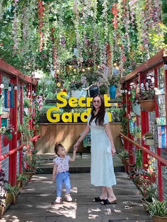 Sebagai ibu, tentu Aura Kasih ingin yang terbaik untuk buah hatinya. Lewat akun Instagramnya, ia menuliskan sebuah harapan untuk putrinya tercinta. Ia ingin sang anak kelak menjadi sosok perempuan yang kuat seperti dirinya. (Instagram/aurakasih)