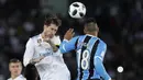 Bek Real Madrid, Sergio Ramos, duel udara dengan pemain Gremio, Lucas Barrios, pada final Piala Dunia Antarklub di Stadion Syeikh Zayed, Abu Dhabi, Sabtu (16/12/2017). Real Madrid menang 1-0 atas Gremio. (AP/Hassan Ammar)