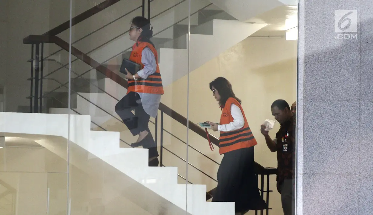 Mantan Anggota DPRD Sumut, Rinawati Sianturi dan anggota Komisi XI DPR, Rooslynda Marpaung tiba di gedung KPK, Jakarta, Rabu (11/7). Keduanya ditahan atas sangkaan suap interpelasi dan penetapan APBD Sumut 2012-2013. (Liputan6.com/Herman Zakharia)