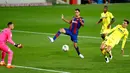 Gelandang Barcelona, Sergio Busquets berebut bola dengan pemain Villarreal, Pau Torres pada laga Liga Spanyol di Stadion Nou Camp, Senin (28/9/2020) dini hari. Barcelona menang telak dari Villarreal dengan skor 4-0. (AP Photo/Joan Monfort)