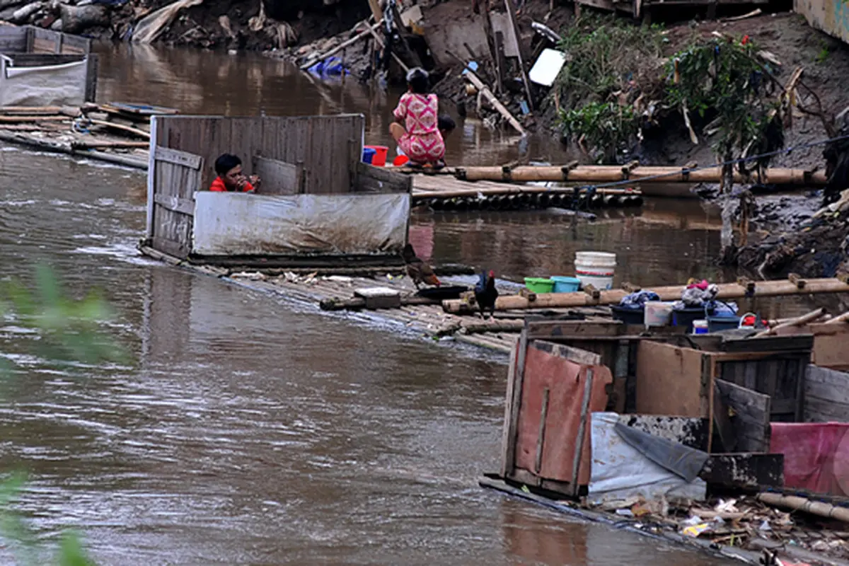 Aktivitas Warga Bantaran Kali Ciliwung 