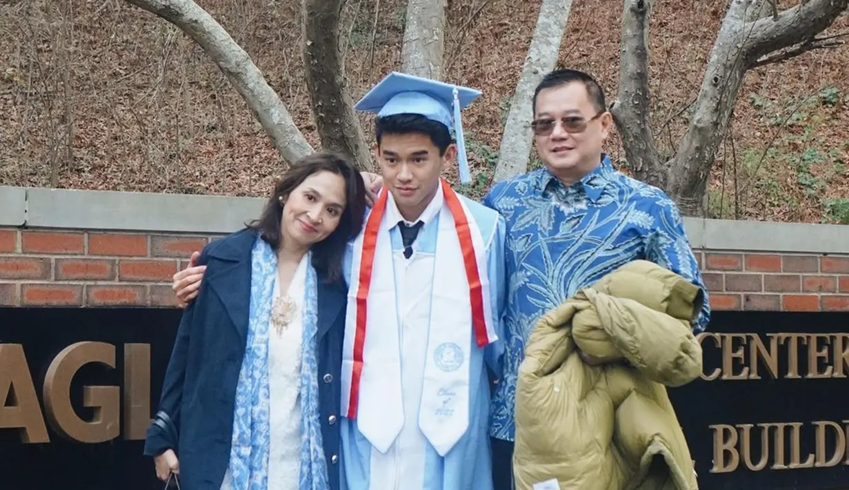 Sudah tak lagi aktif di industri hiburan, Karel Susanteo memilih untuk fokus dengan pendidikannya. Terbukti, kini ia telah menyelesaikan kuliahnya dan lulus dari University of North Carolina at Chapel Hill, Amerika Serikat. Di momen wisuda, bintang sinetron 'Jessy & Super7' itu pun didampingi oleh kedua orangtuanya. (Liputan6.com/IG/@ertisusanteo)