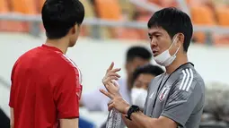 Pelatih Jepang Moriyasu Hajime (kanan) berbincang dengan salah satu pemain saat sesi latihan di Stadion King Abdullah Sport City di Jeddah (6/10/2021). Jepang akan bertanding melawan Arab Saudi pada grup B Kualifikasi Dunia Qatar 2022. (AFP Photo)