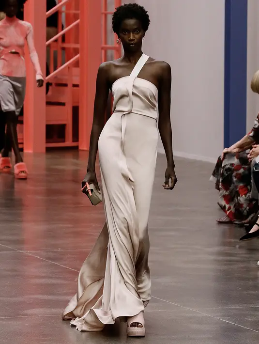 <p>Tekstur bahan organik, kasmir, dan bulu terwujud lewat savoir faire FENDI, lebih ringan dari sebelumnya. Kain teknis ditampilkan berlapis, satin yang ramping dipadu dengan jaring dan dihaluskan, sepatu tenis atau platform karet ditinggikan. Foto: Document/FENDI.</p>