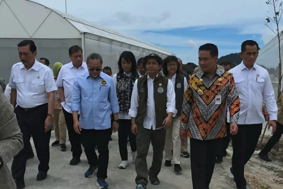 Menteri Kehutanan (Menhut) Raja Juli Antoni mendampingi Ketua Dewan Ekonomi Nasional (DEN) Luhut Binsar Pandjaitan meninjau Taman Sains Teknologi Herbal dan Hortikultura (TSTH2) (Istimewa)