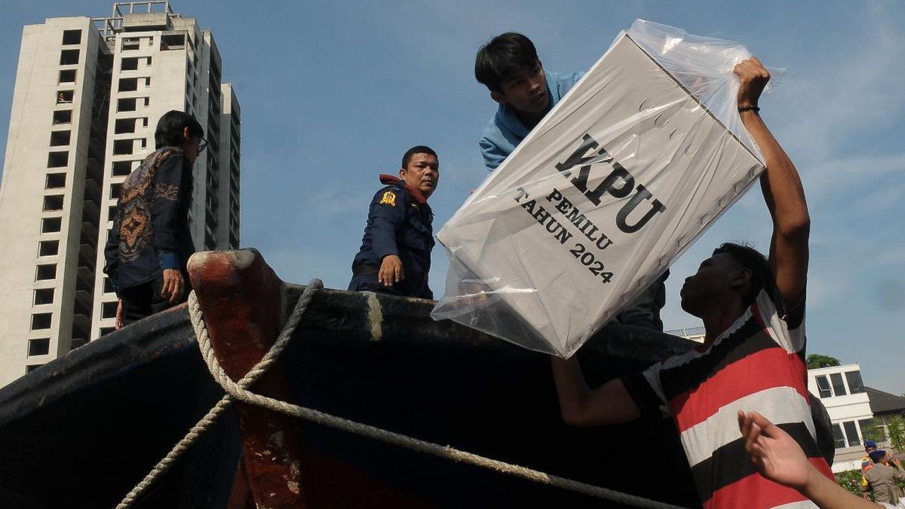 Menurut Yanuar, UU Pemilu harus direvisi setidaknya tiga hal. Pertama, secara teknis harus dipertegas ulang jadwal cuti khusus untuk para pejabat ini saat ingin kampanye politik.&nbsp;