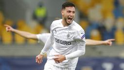 Pemain Borussia Moenchengladbach, Ramy Bensebaini, merayakan gol yang dicetak ke gawang Shakhtar Donetsk pada laga Liga Champions di Stadion Olimpiyskiy, Selasa (3/11/2020). Moenchengladbach menang dengan skor 6-0. (AP/Efrem Lukatsky)