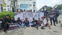 Sekelompok Orang Demo Tolak Pengunduran Diri Miftah Maulana, Bentangkan Poster "Cari Penyebar Postingan Pertama"