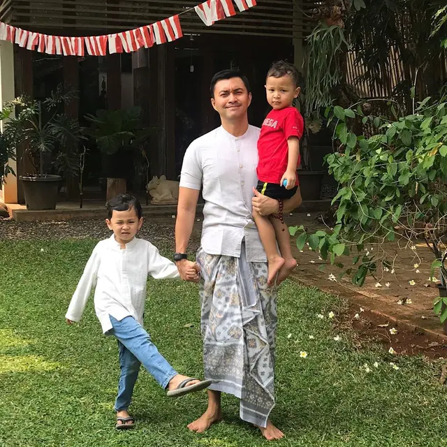 Potret Anjasmara bareng cucu