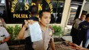 Terungkapnya kasus ini bermula dari kecurigaan petugas terhadap seorang warga Papua yang membawa brankas besar ke dalam kamarnya di sebuah hotel di kawasan Mangga Besar (Liputan6.com/Faizal Fanani).