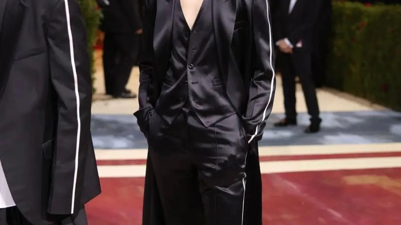 Gaya Johnny NCT Debut di Met Gala 2022, Pose Bareng Gigi Hadid Curi Perhatian