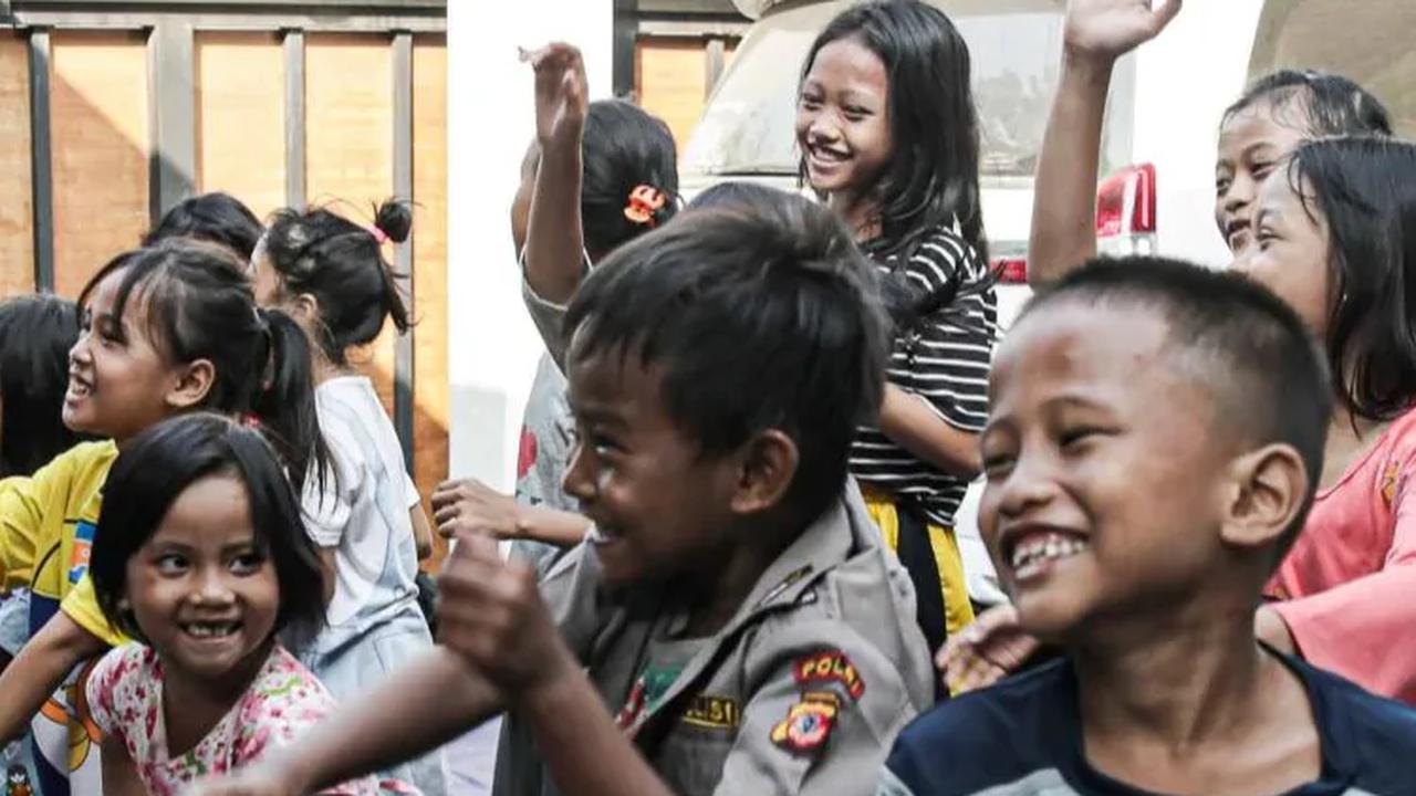 FOTO: Keceriaan Anak-Anak Penyintas Kebakaran Manggarai Mendapat Hiburan dari Tim Reaksi Cepat BPBD DKI Jakarta