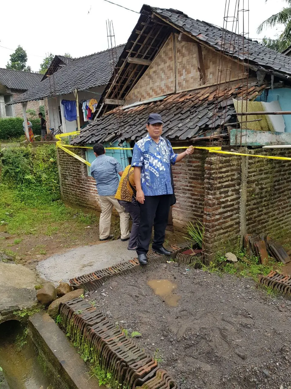 Kasat Reskrim Polres Kendal, AKP Aris Munandar menunjukkan lokasi bak mandi di rumah Didik yang digunakan untuk mengecor jenasah. (foto : Liputan6.com / edhie)