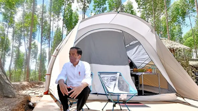 Gaya Sporty Jokowi Saat Camping, Curi Perhatian dengan Padukan Sarung dan Sneakers Kesayangan