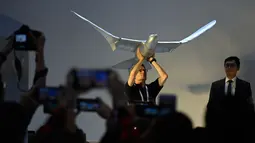 Robot yang didesain menyerupai burung terlihat dalam Konferensi Robot Dunia 2019 di Beijing, China, Selasa (20/8/2019). Konferensi ini menampilkan produk-produk terbaru dalam robotika, otomatisasi canggih, dan artificial intelligence (AI) atau kecerdasan buatan. (WANG Zhao/AFP)